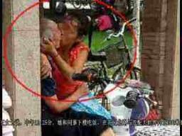 老汉与中年女子街头激吻,黄昏恋爱也疯狂