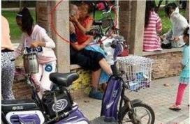 老汉与中年女子街头激吻，黄昏恋爱也疯狂