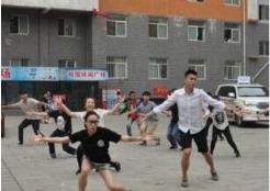 开豪车到大学求爱,帅气广场舞加玫瑰花赢得美人心