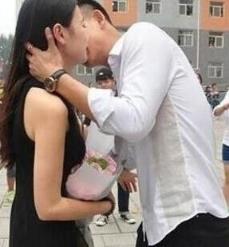 开豪车到大学求爱，帅气广场舞加玫瑰花赢得美人心