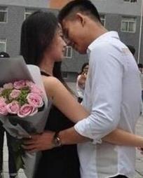 开豪车到大学求爱，帅气广场舞加玫瑰花赢得美人心