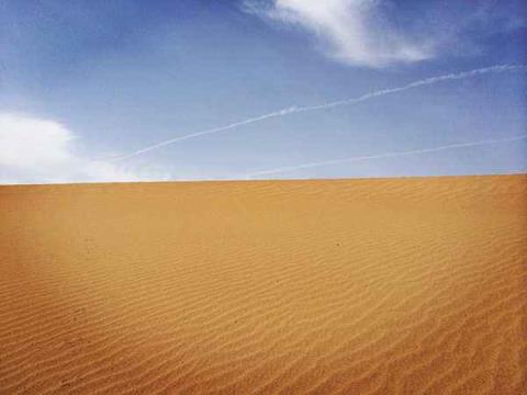 我的爱就像风沙吹，回头再看心若江湖！