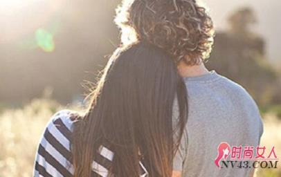 大学女老师穿婚纱求婚男学生 两人现场拥吻