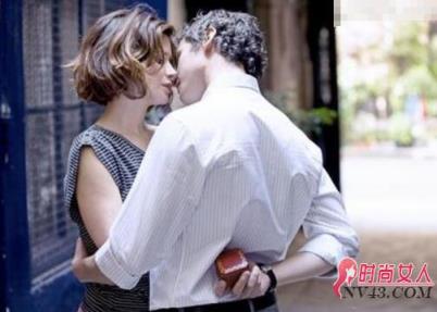 大学女老师穿婚纱求婚男学生 两人现场拥吻