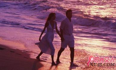 大学女老师穿婚纱求婚男学生 两人现场拥吻