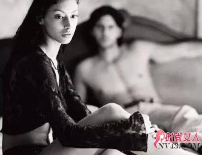 大学女老师穿婚纱求婚男学生 两人现场拥吻