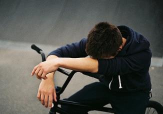 被爱伤害的男人,男人更容易被爱所伤!