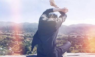 我是一个被爱伤过的人，每天眼泪总是流到午夜时分！