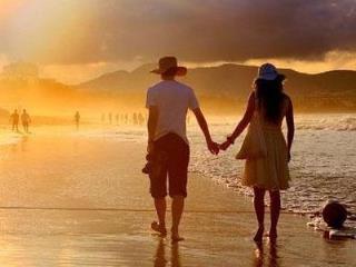 在我肩上哭泣，我愿与你随行！