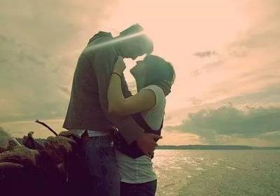 在我肩上哭泣，我愿与你随行！