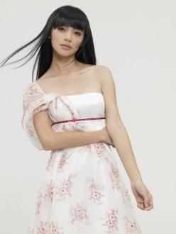 到爱的距离，暧昧不清却又不愿意太过亲近！