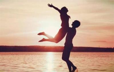 女孩喜欢男孩的表现，说要给你介绍对象！