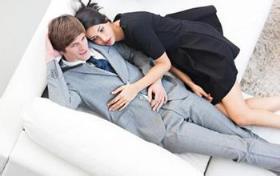 泡妞技巧，一摸二靠三粘四审！