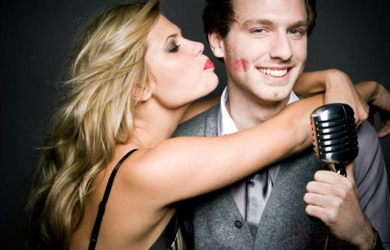 泡妞技巧，一摸二靠三粘四审！