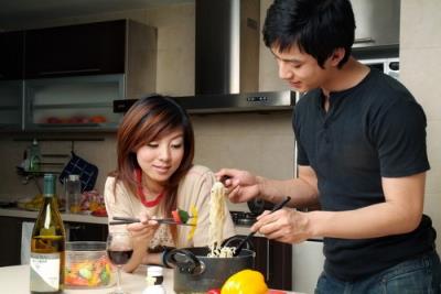 已婚男人爱你的表现，隐瞒婚史大献殷勤！