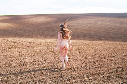 婚恋交友，男人为什么喜欢抚摸女人的肌肤！