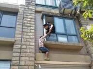 小伙被逼婚后跳楼,父母啥都管让人难以忍受!