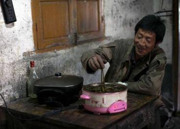 光棍好苦,生活就象一团死水!