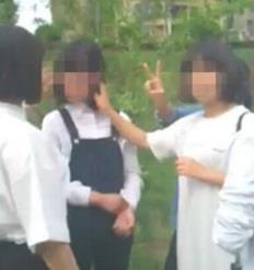 女生河边群殴女同学，残暴程度不逊男生