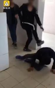 中学生校厕遭围殴，孩子犯错家长遭殃