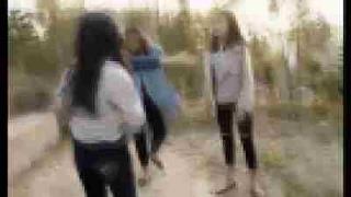 女孩遭十几人欺辱，青春期暴力事件频发