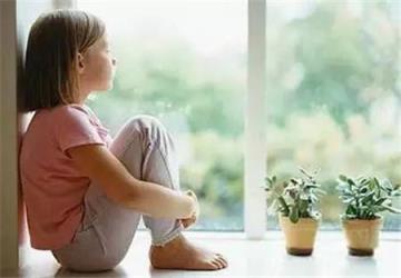 缺乏安全感的表现，希望靠床边睡！