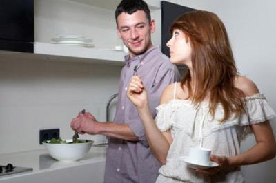 异性合租，他居然把手伸进我的睡裙要摸我的臀部!