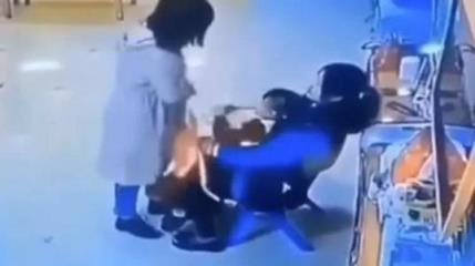 吃饭慢被幼师殴打，监控还原真相