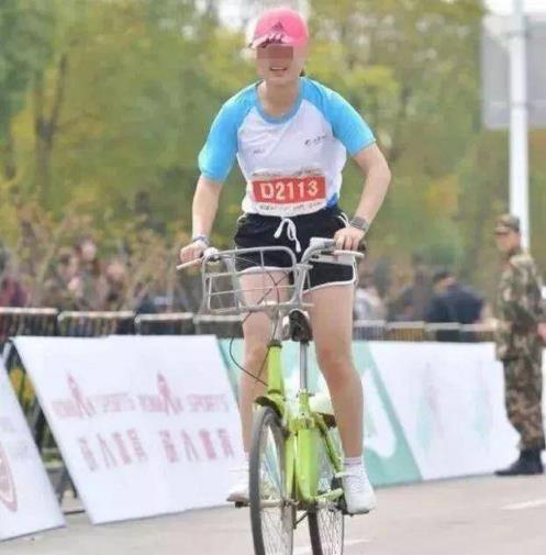 成都半马女子骑车,网友纷纷怒不可遏