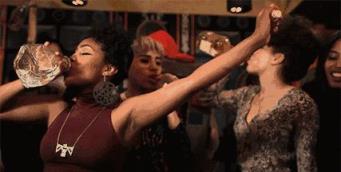 闺蜜抢买单引冲突，一人情绪失控跳入池塘溺亡