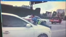 执法人员被顶引擎，“黑车”司机企图逃脱检查