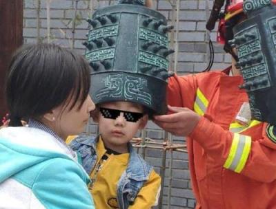 熊孩子头被卡编钟，消防员20分钟取下