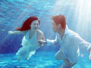 腿抬高一点舔太舒服了,她是一个很有味道的女人!