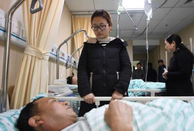 行李箱砸断老人腿,贫困女大学生负债累累