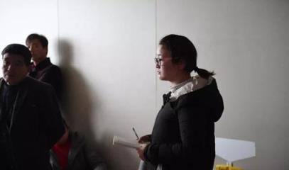 行李箱砸断老人腿,贫困女大学生负债累累