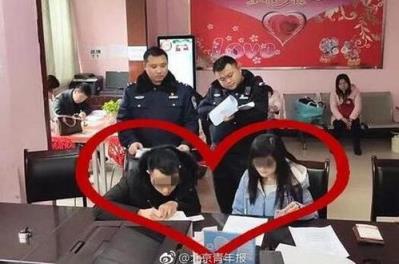 逃犯自首求先结婚，女友鼓励其投案