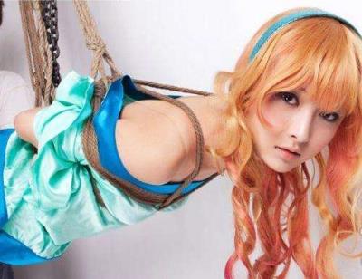 美女被绑在床头四角摸，体验前所未有的超爽快感！