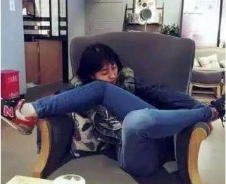 趴下把腿张开惩罚木马，她用红唇回应我！