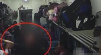 男子霸座乘客脑袋,意图讹诈对方