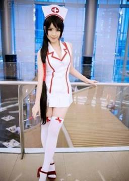 放荡护士口述，两人拉拉扯扯间就倒进了沙发！