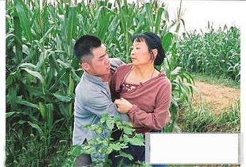 和丈毋娘玉米地做爰,丈母娘和老婆一起伺候我!