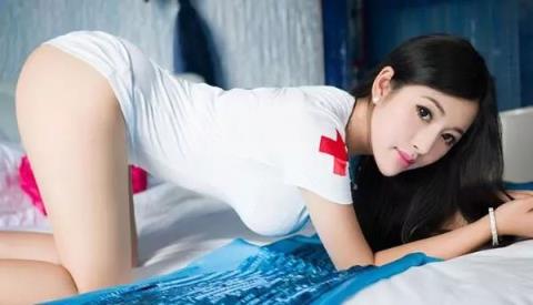 舔肉缝花核快穿，她的花核真的好好吃！