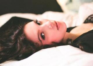 轮奸新娘，她的大腿如圣洁般的白皙！