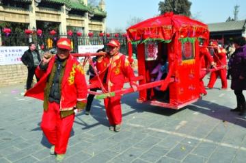 在轿子里被两个温师傅，师生恋并不那么唯美！