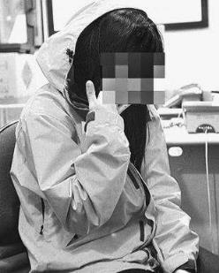 戳进女儿的花苞,兽父在女儿身上乱摸!