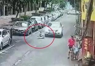 男童玩扭扭车遭碾死,又是妈妈的疏忽