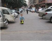 男童玩扭扭车遭碾死，又是妈妈的疏忽