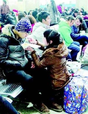 长途汽车上妻子被轮流,我傻了眼!
