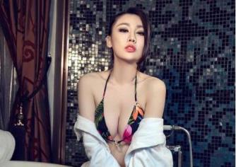 在公车上被轮流进入，有人在抚摸我的被轮！