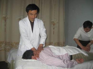 妻子被按摩师玩弄小说,按摩房里回荡着妻子那诱人的呻吟声!